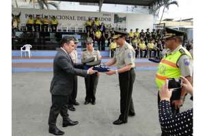 Momento de la entrega simb&oacute;lica de las palas y boinas de los elementos separados de la instituci&oacute;n policial. Foto: Cortes&iacute;a