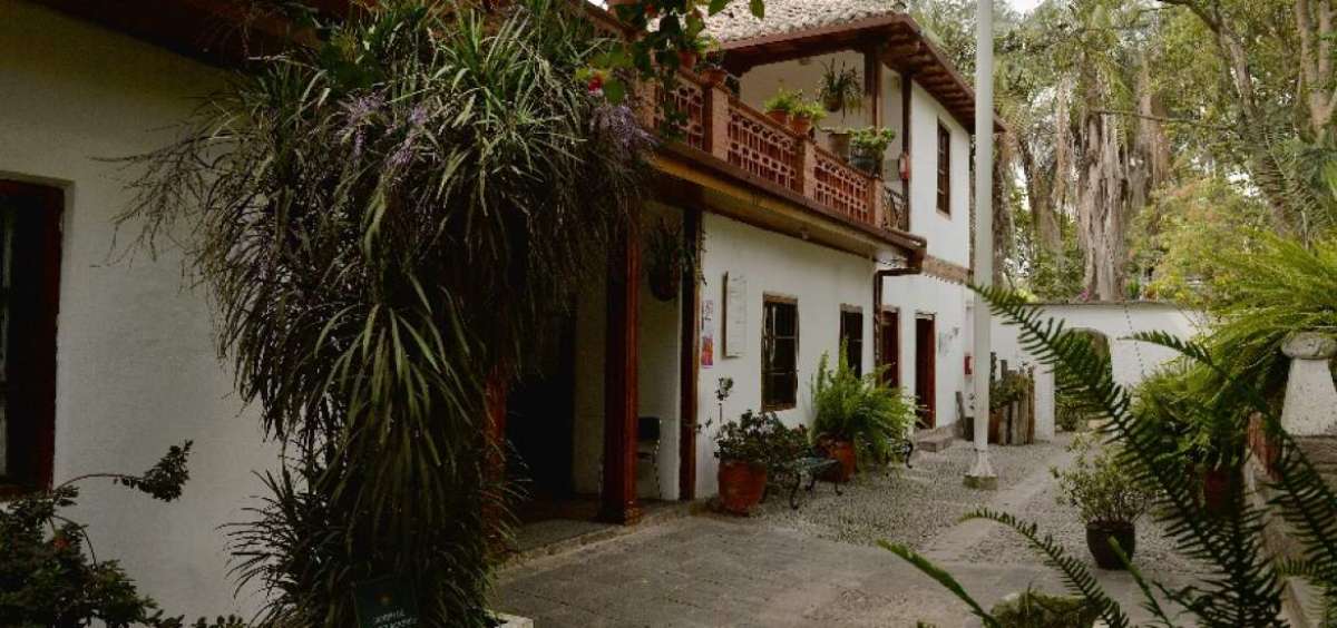 La vieja casona est&aacute; rodeada por un inmenso jard&iacute;n. Las posesiones de los Mera y de los Mart&iacute;nez est&aacute;n all&iacute;.