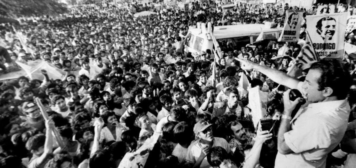 En marzo de 1998, luego de haber ganado la primera vuelta, Rodrigo Borja participa en un mitin pol&iacute;tico en Guayaquil.