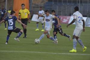 &Aacute;ngel Mena (centro) no pudo terminar el partido de su equipo, Emelec, frente al Independiente del Valle. Foto: Santiago Aguirre/ EL TEL&Eacute;GRAFO
