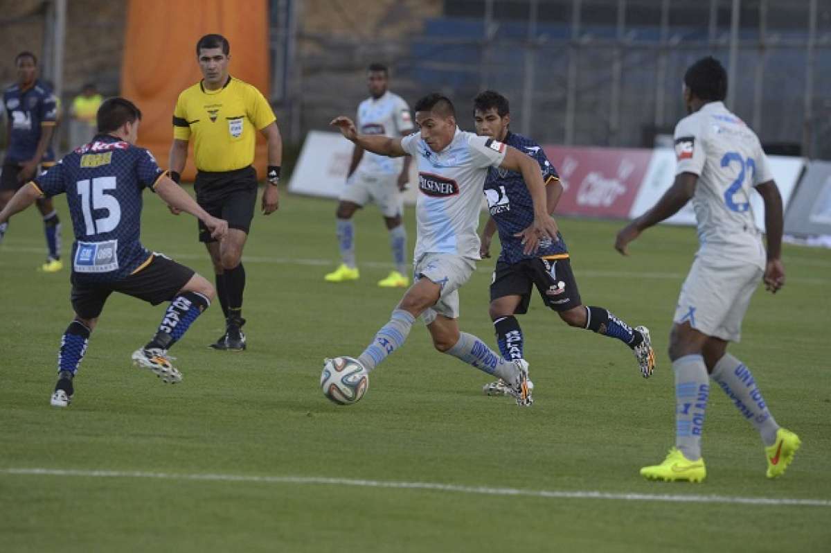 &Aacute;ngel Mena (centro) no pudo terminar el partido de su equipo, Emelec, frente al Independiente del Valle. Foto: Santiago Aguirre/ EL TEL&Eacute;GRAFO