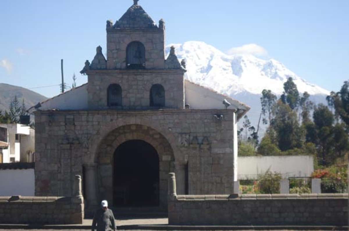 En la fachada de piedra se destaca un doble arco a la entrada y una simp&aacute;tica torrecilla con campanario. Foto: Elizabeth Maggi / para El Tel&eacute;grafo