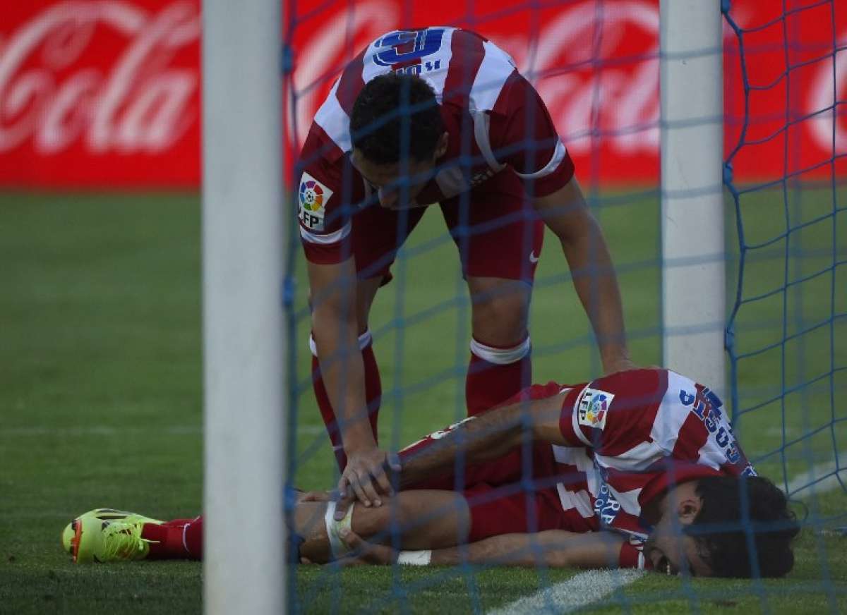 Diego Costa tendido en el c&eacute;sped tras la lesi&oacute;n. El jugador tendr&aacute; que reposar al menos dos semanas, seg&uacute;n Pedro Gill&eacute;n, m&eacute;dico del equipo espa&ntilde;ol. Foto: Archivo / El Tel&eacute;grafo.
