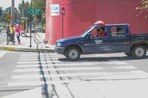 El automotor municipal se qued&oacute; parado en medio del paso peatonal. Foto: EL TEL&Eacute;GRAFO
