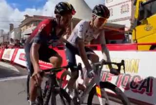 Carapaz acompañó hasta el último a su compañero que sufrió una caída en la Vuelta a España