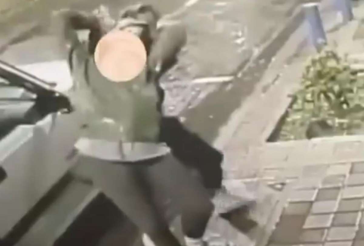 Un sujeto aplic&oacute; una llave de asfixia a extranjera para robarle su celular, en Quito.