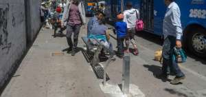 Algunas paradas solo tienen asientos y no cuentan con techo. 