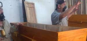 Las personas privadas de la libertad de los centros penitenciarios de Ibarra y Loja fabrican ata&uacute;des de madera para v&iacute;ctimas de covid-19.  
