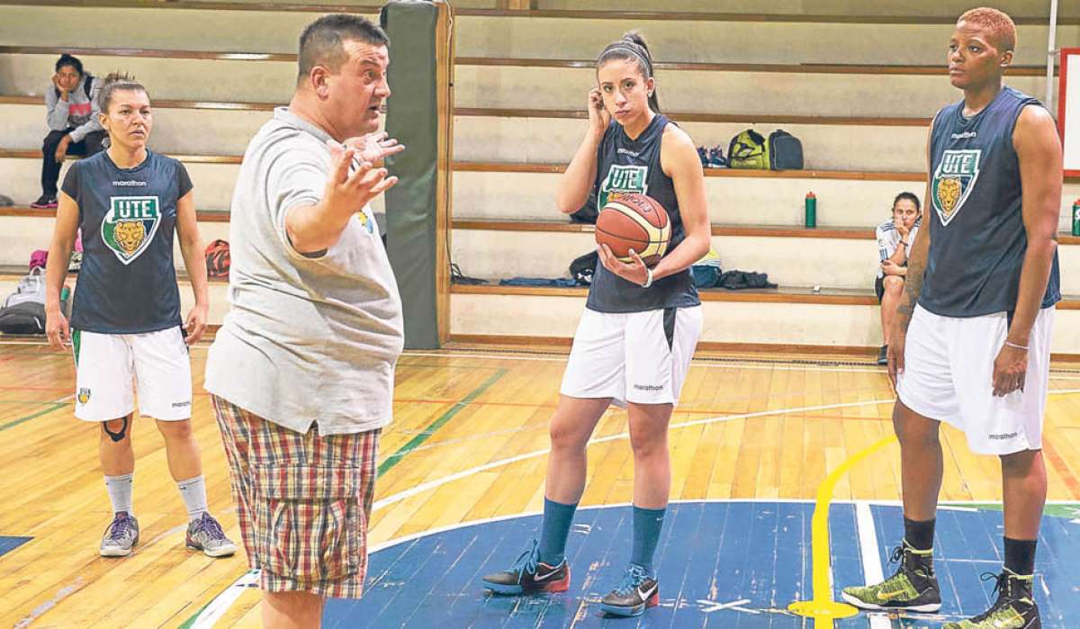 Antonio el &lsquo;Chiqui&rsquo; Barros da indicaciones, en el coliseo de UTE, a Leyda Mac&iacute;as, Karla Y&eacute;pez y Britany Miller, durante la v&iacute;spera del viaje del equipo a Chile.  FOTO: DANIEL MOLINEROS / EL TEL&Eacute;GRAFO