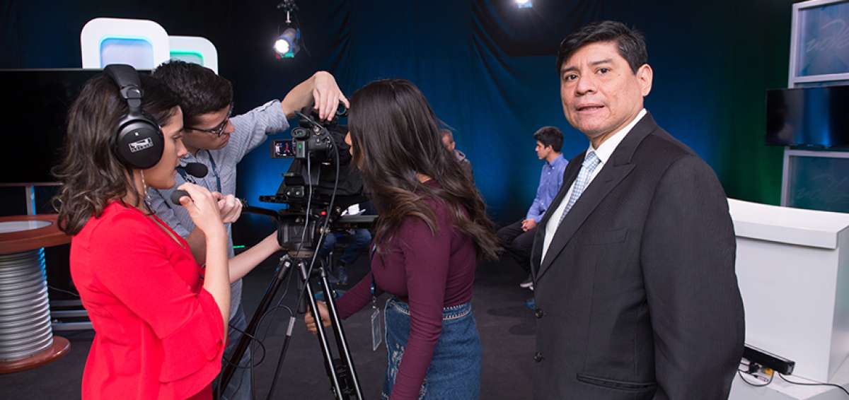 Carlos Jij&oacute;n, decano y director del canal, acompa&ntilde;a a los estudiantes en la grabaci&oacute;n de una entrevista.