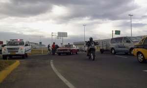 Personal de la Polic&iacute;a Nacional cerr&oacute; el paso para la ruta Collas. Foto: Andr&eacute;s Darquea/ EL TEL&Eacute;GRAFO.