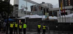 Agentes de Polic&iacute;a Nacional resguardan los exteriores del CNE.