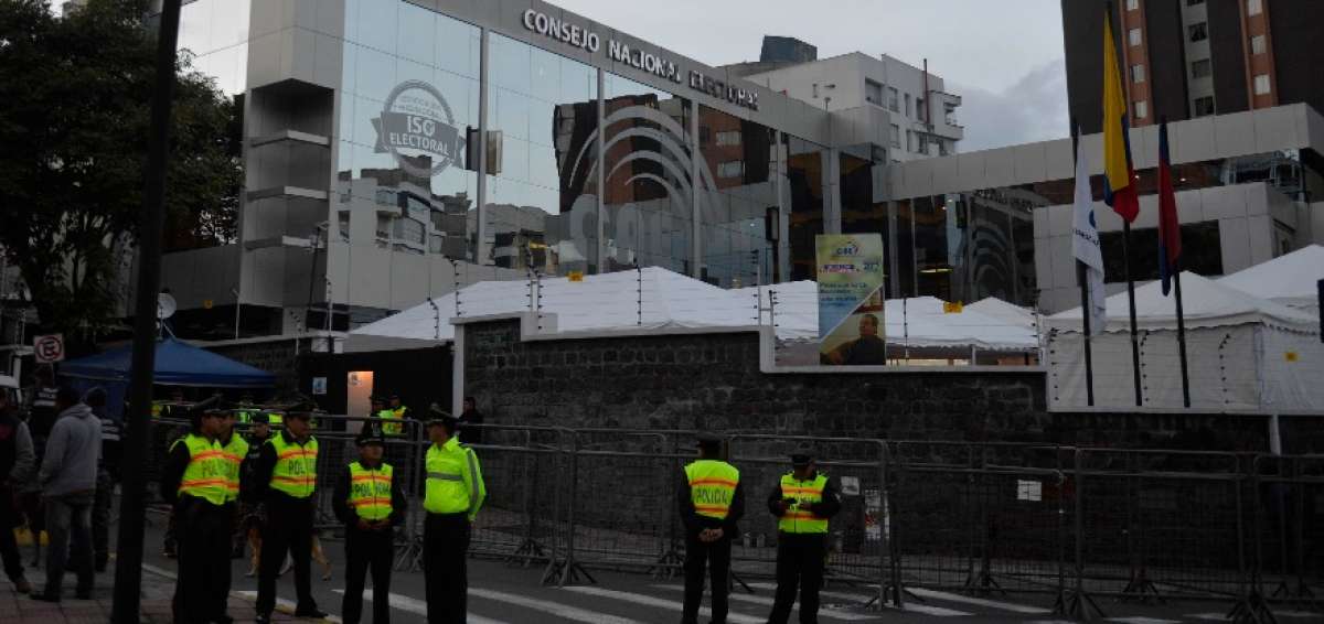 Agentes de Polic&iacute;a Nacional resguardan los exteriores del CNE.