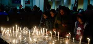 Velas se encendieron en Quito para recordar a las v&iacute;ctimas del terremoto