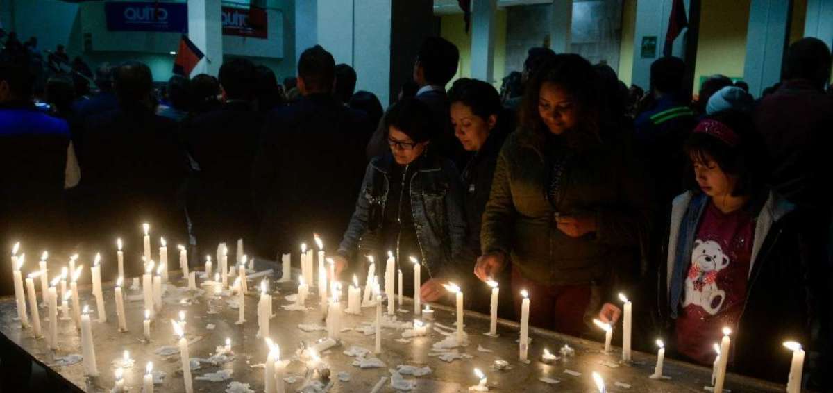 Velas se encendieron en Quito para recordar a las v&iacute;ctimas del terremoto