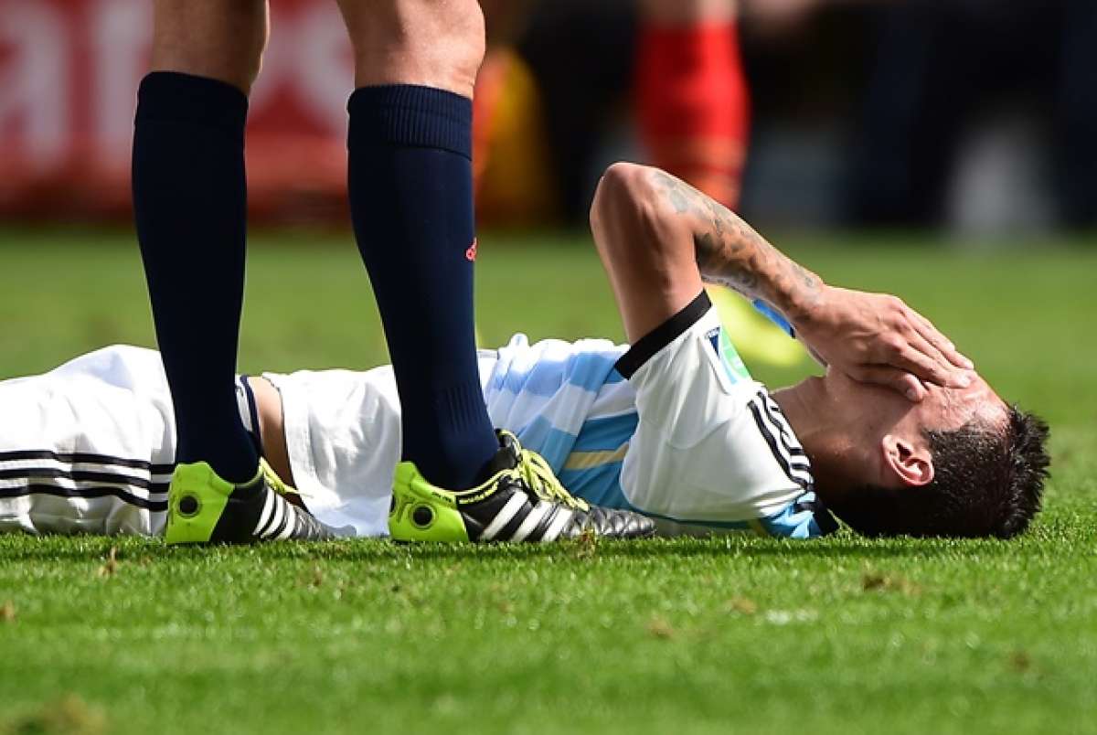 Di Mar&iacute;a se tir&oacute; al piso al sentir que la lesi&oacute;n pod&iacute;a ser grave. Foto: AFP