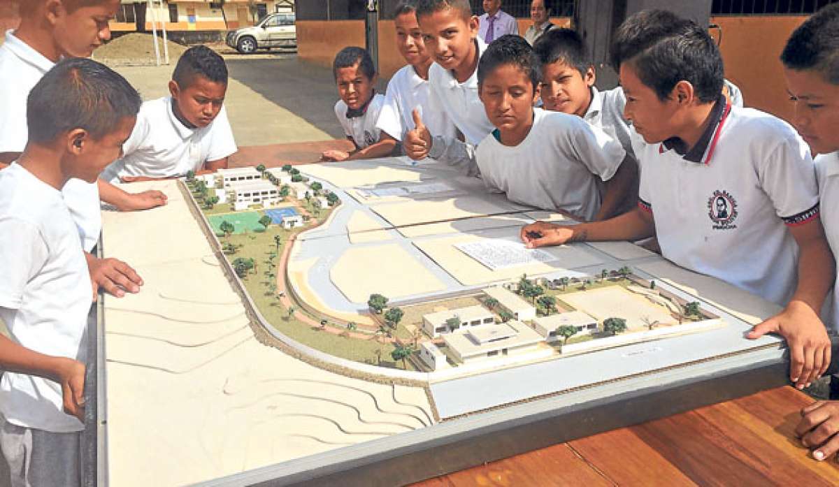 En Pimocha, Babahoyo, se realiz&oacute; un acto simb&oacute;lico donde la comunidad coloc&oacute; la primera piedra de la unidad del milenio que se construir&aacute;. Foto: cortes&iacute;a