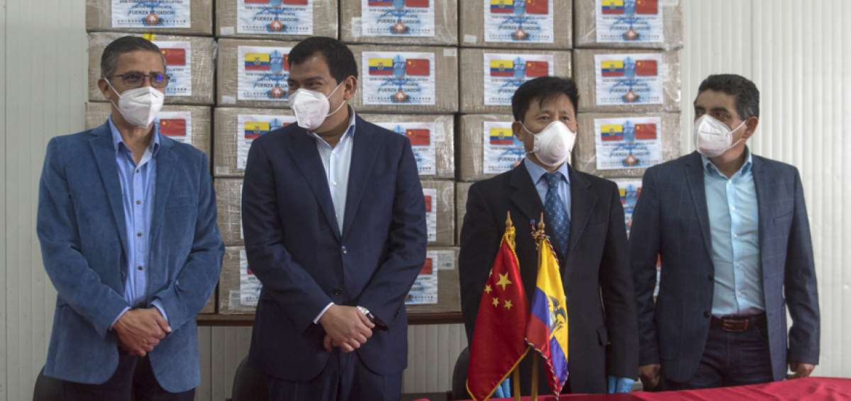 El presidente de la AN, C&eacute;sar Litardo (seg. de izq. a der.), agradeci&oacute; al Embajador chino este donativo de insumos para mitigar la pandemia.