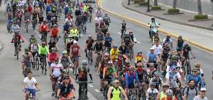 Cientos de personas participaron en el ciclopaseo familiar por la seguridad. No solo hubo personas en bicicleta, sino tambi&eacute;n en patines. 