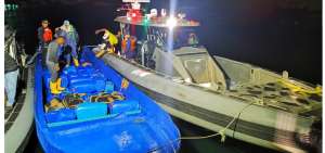 La lancha (azul) en la que iba el ecuatoriano fue trasladada al puerto de Tumaco, en Nari&ntilde;o.