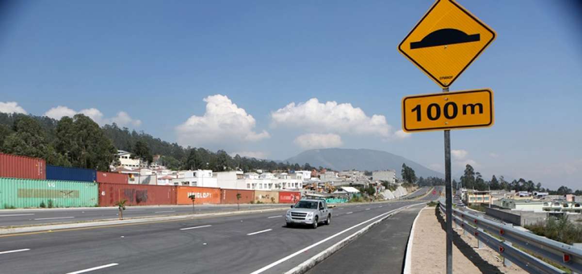 La prolongaci&oacute;n de la Sim&oacute;n Bol&iacute;var hacia el norte de Quito tiene tres carriles por sentido, ciclov&iacute;a y seis redondeles de retorno.