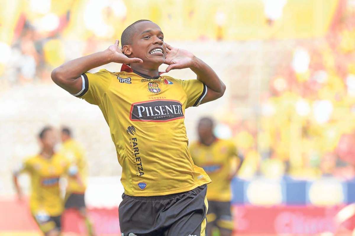 Ely Esterilla celebra el gol que abri&oacute; la victoria de Barcelona sobre El Nacional. El delantero ecuatoriano acumula 2 goles en el Campeonato Nacional. Foto: Jos&eacute; Mor&aacute;n.