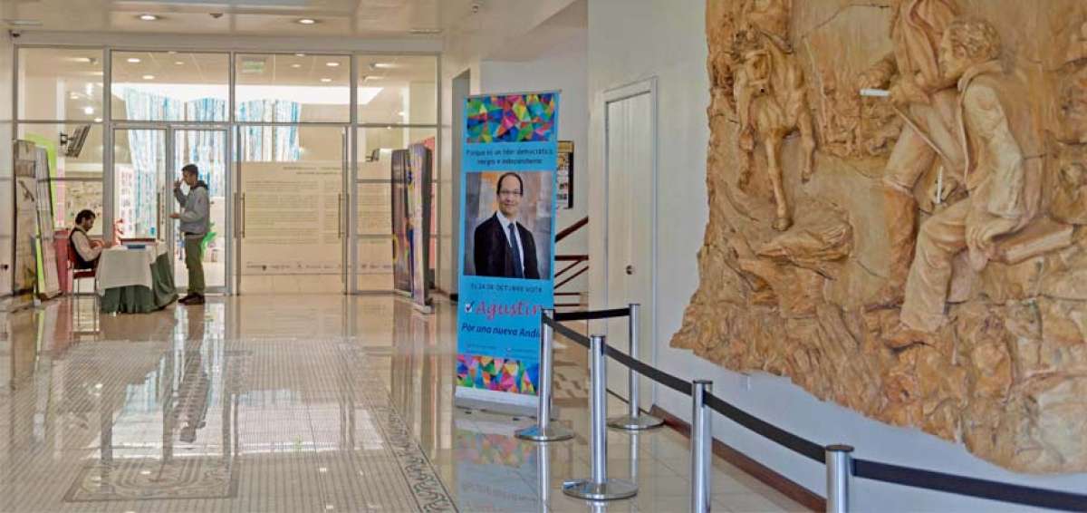 En las entradas de los dos edificios de la universidad se muestran roll up de los dos candidatos a rector.  