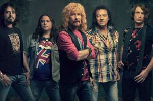 La agrupaci&oacute;n. Manuel Mart&iacute;nez (voz), Paco Ventura (guitarra), Manuel Ib&aacute;&ntilde;ez (teclados), Nacho Santiago (bater&iacute;a), Juanjo Cobacho (bajo) y Manuel Escudero (coros). Tienen a su haber m&aacute;s de tres d&eacute;cadas en los escenarios del rock espa&ntilde;ol.