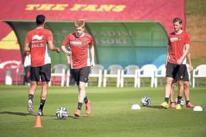 El centrocampista Kevin de Bruyne (c) maneja la pelota durante la &uacute;ltima pr&aacute;ctica de la selecci&oacute;n de B&eacute;lgica antes del juego con Estados Unidos. Foto: AFP