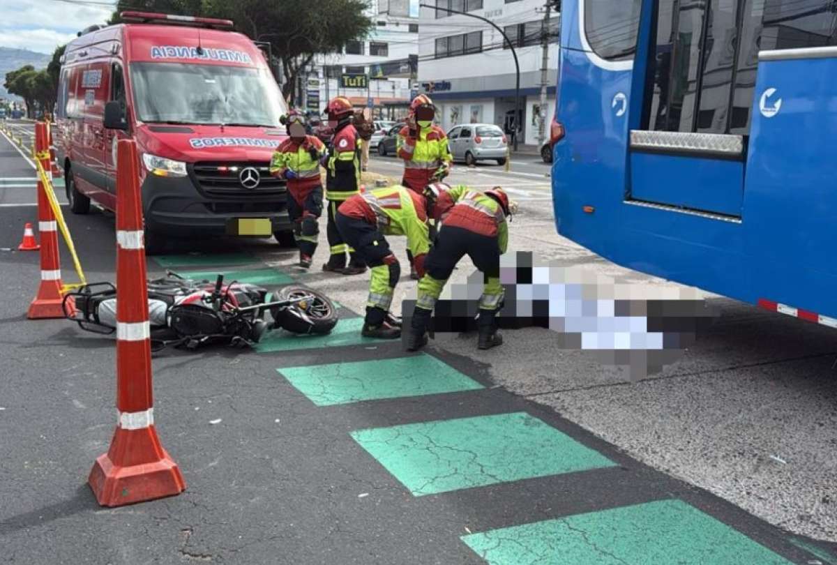 Una persona falleció tras impactarse en una motocicleta contra un autobús, en el norte de Quito.