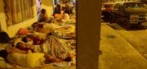 En el portal de la familia Moreira duermen m&aacute;s de 10 personas, quienes encuentran mayor seguridad al descansar en un colch&oacute;n en el piso que en sus camas.