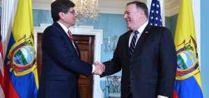 El secretario de Estado de EE. UU., Mike Pompeo (d), durante la cita con el ministro de Relaciones Exteriores de Ecuador, Jos&eacute; Valencia Amores, en el Departamento de Estado de Washington.