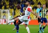 Énner Valencia (izq.) fue bien marcado por la zaga del equipo equipo checo