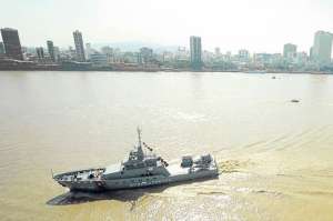 160 embarcaciones desfilaron por el r&iacute;o Guayas