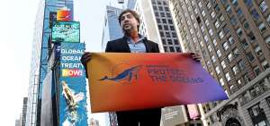 El actor Javier Bardem se uni&oacute; ayer a la lucha por la preservaci&oacute;n de los oc&eacute;anos con un banner de Greenpeace.