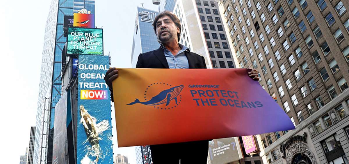 El actor Javier Bardem se uni&oacute; ayer a la lucha por la preservaci&oacute;n de los oc&eacute;anos con un banner de Greenpeace.