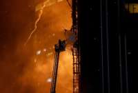 Un edificio en construcción en puerto Victoria se incendió este jueves, 02 de marzo de 2023.