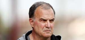 Marcelo Bielsa gana el "The Best" por el Juego Limpio en Leeds-Aston Villa