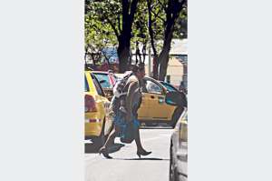 Esta mujer atraviesa la av. de La Rep&uacute;blica en medio de los autos, a pesar de llevar a su hijo en las espaldas. Foto: Daniel Molineros/ El Tel&eacute;grafo
