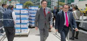 El funcionario lleg&oacute; hasta las instalaciones de Legislativo con alrededor de 40 cajas con informaci&oacute;n. 