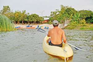 Laguna Park es una playa ecol&oacute;gica de kayaks, pesca y rapel extremo.