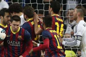Mientras Messi se lleva el bal&oacute;n para reanudar el juego,  F&aacute;bregas se encara con Pepe. Alba, Busquets y Ramos  apaciguan los &aacute;nimos. Foto: EFE
