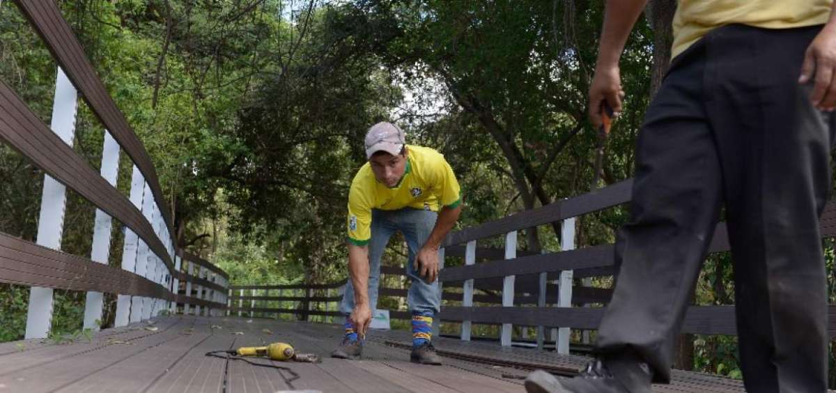 Dos obreros de Bueno & Castro durante sus labores en las camineras. Los trabajos no impiden el ingreso de las personas a la isla.