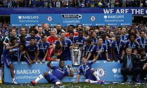 La plantilla del Chelsea celebra el t&iacute;tulo de la Premier League 2014-2015, junto a su entrenador, el portugu&eacute;s Jos&eacute; Mourinho (der). 