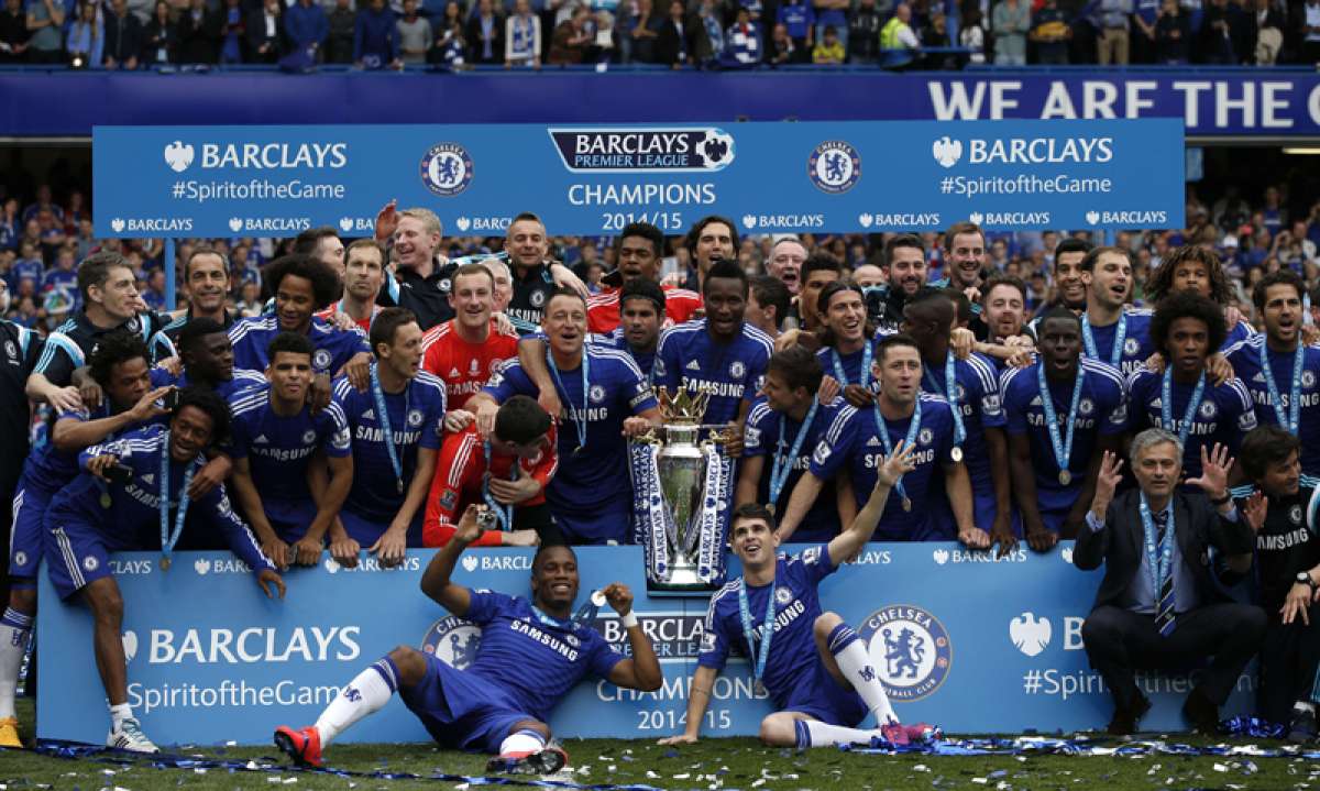 La plantilla del Chelsea celebra el t&iacute;tulo de la Premier League 2014-2015, junto a su entrenador, el portugu&eacute;s Jos&eacute; Mourinho (der). 