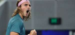 Un inspirado Stefanos Tsitsipas deja fuera de combate a Roger Federer