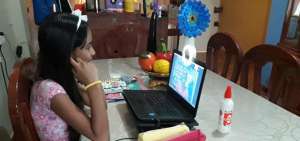 Aylin, de 11 a&ntilde;os, se conecta con sus amigas para realizar las tareas.