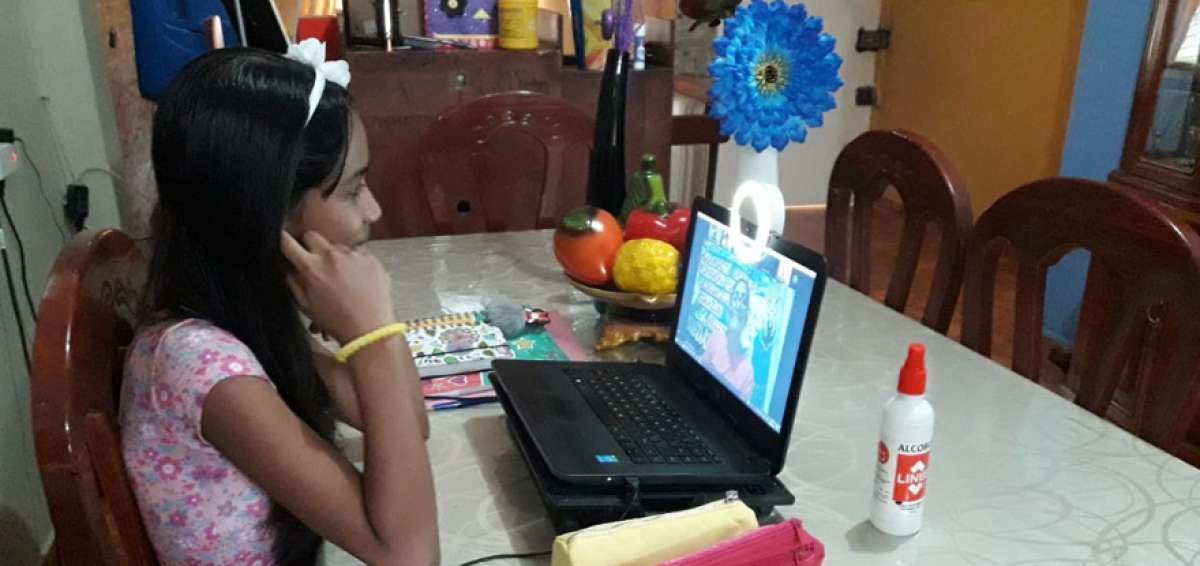 Aylin, de 11 a&ntilde;os, se conecta con sus amigas para realizar las tareas.