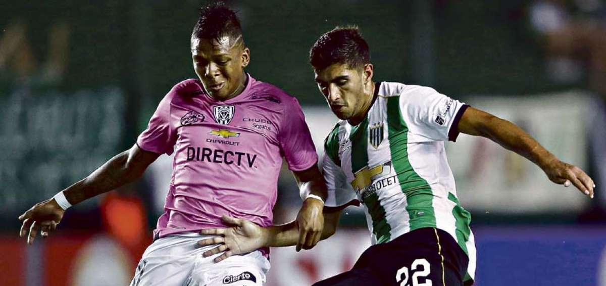 El volante de Independiente del Valle, Billy Arce (i) disputa el bal&oacute;n con Juan &Aacute;lvarez, del Banfield argentino, durante el partido de ida la semana pasada.