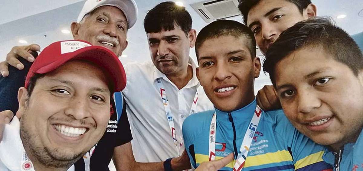 El ciclista nacional David Arellano (c) es felicitado por el presidente, H&eacute;ctor Cueva (arriba a la izquierda), y miembros de Olimpiadas Especiales Ecuador por la consecuci&oacute;n de la medalla de oro en el ciclismo de los Juegos Mundiales.